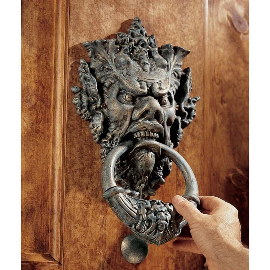 https://cdn.designtoscano.com/product_images/vecchio-greenman-authentic-iron-doorknocker-sp9282/606db567ad6c4b0018cc82b9/zoom.jpg?c=1630514440